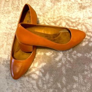 Aersoles comfort sole block heel pumps in saddle tan. NEW CONDITION